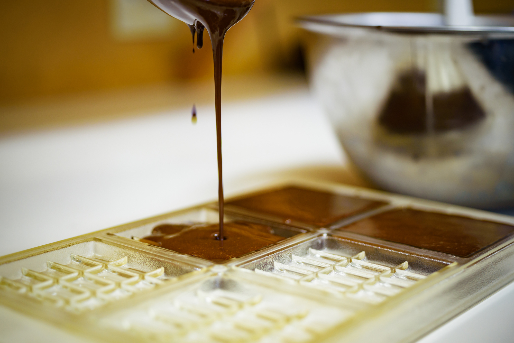 自社工房でのチョコレート開発・製造
