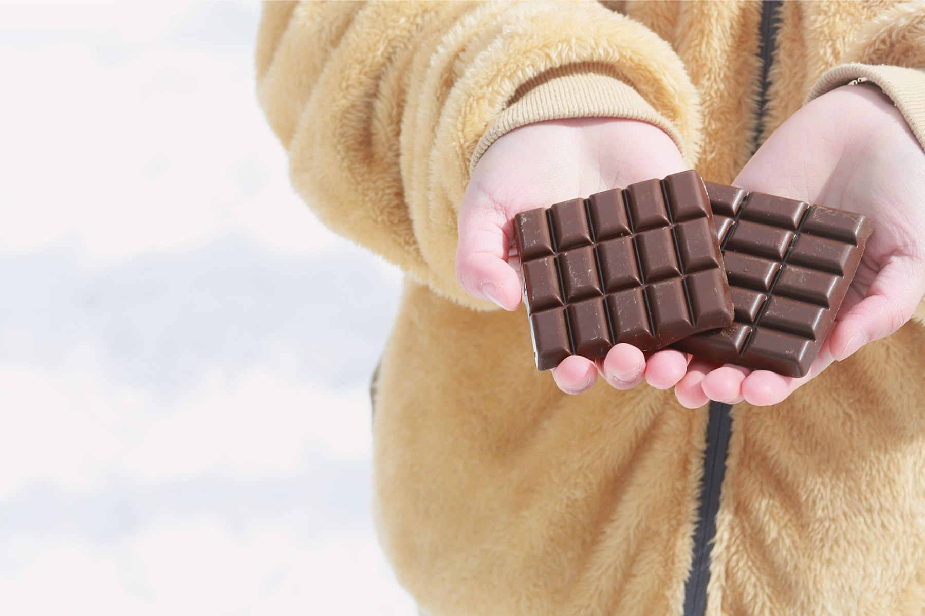 andew チョコレートを両手で持つ様子